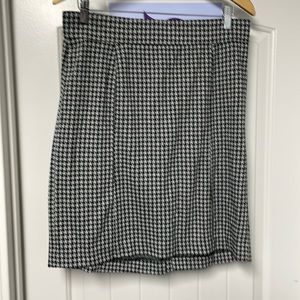 Pencil skirt with stretch, size L.